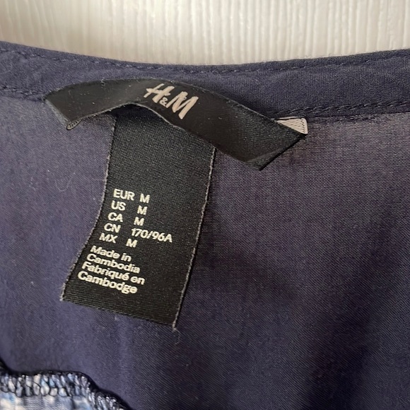 Adorable navy floral H&M top, medium, excellent preowned condition - Picture 6 of 12
